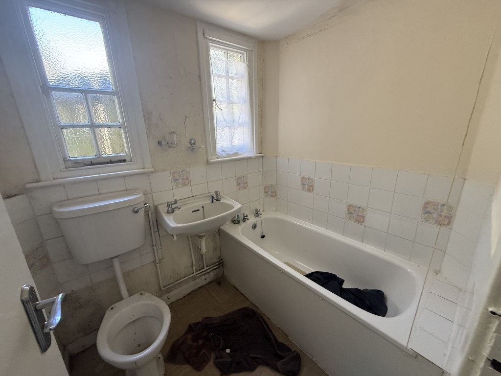 Lot: 120 - FORMER TOLL HOUSE WITH GARDEN - Bathroom